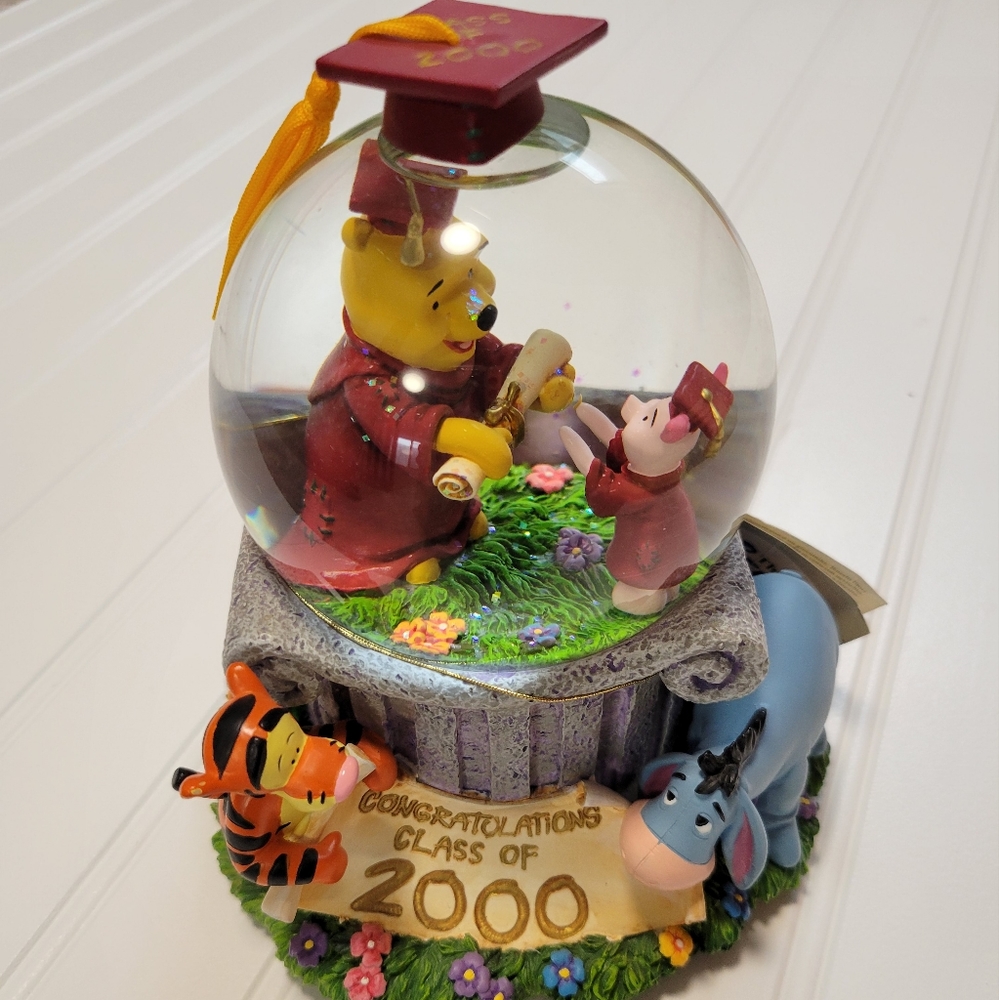 Disney Store Winnie the Pooh Class of 2000 Snow Glitter Water globe Graduation